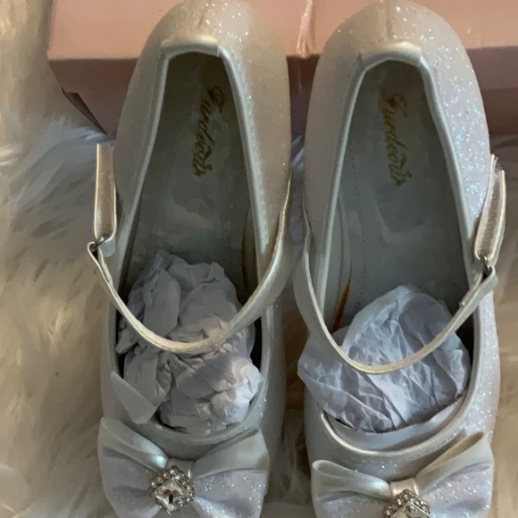 White Glitter Lace Flats with Bow And Pearl Detail - Picture 4 of 8
